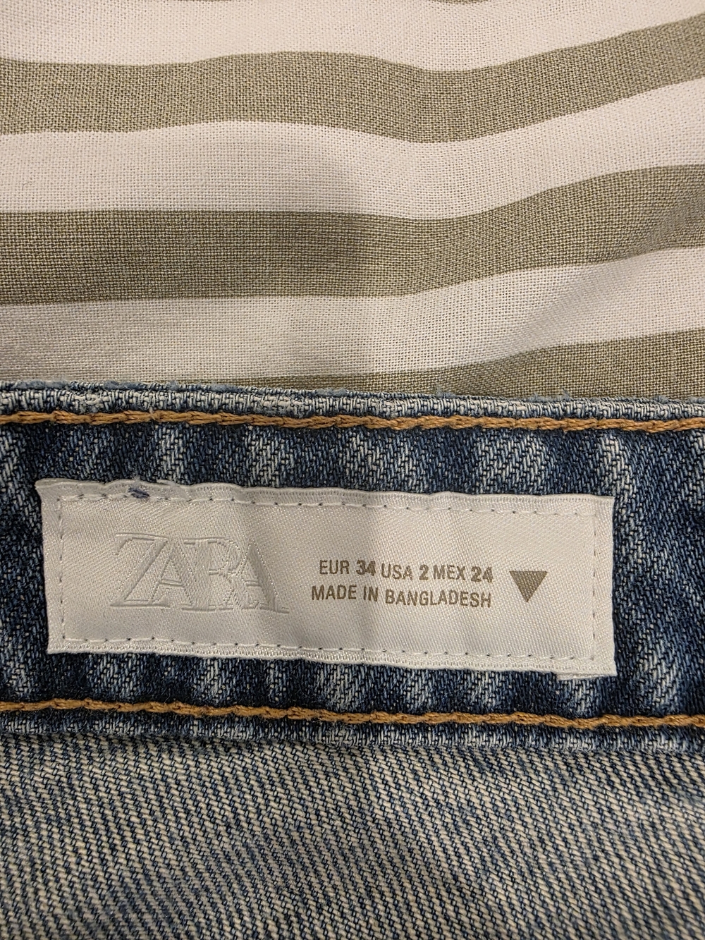 Zara Jeans With Rip Design - Picture 3 of 3